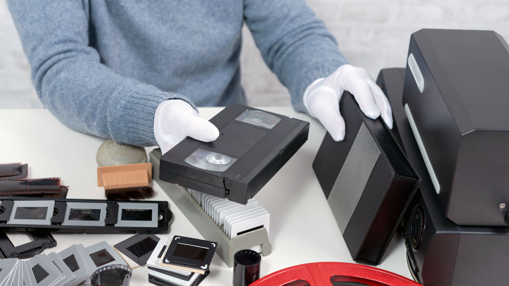 Installation de numérisation VHS avec magnétoscope et convertisseur USB connecté à un ordinateur