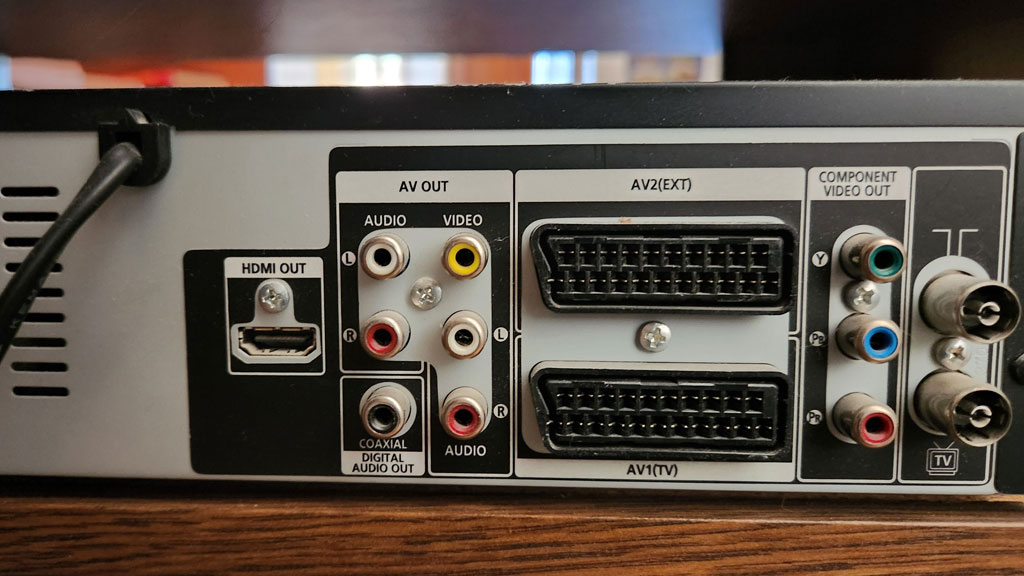 Branchement des câbles RCA sur un magnétoscope VHS pour capture vidéo