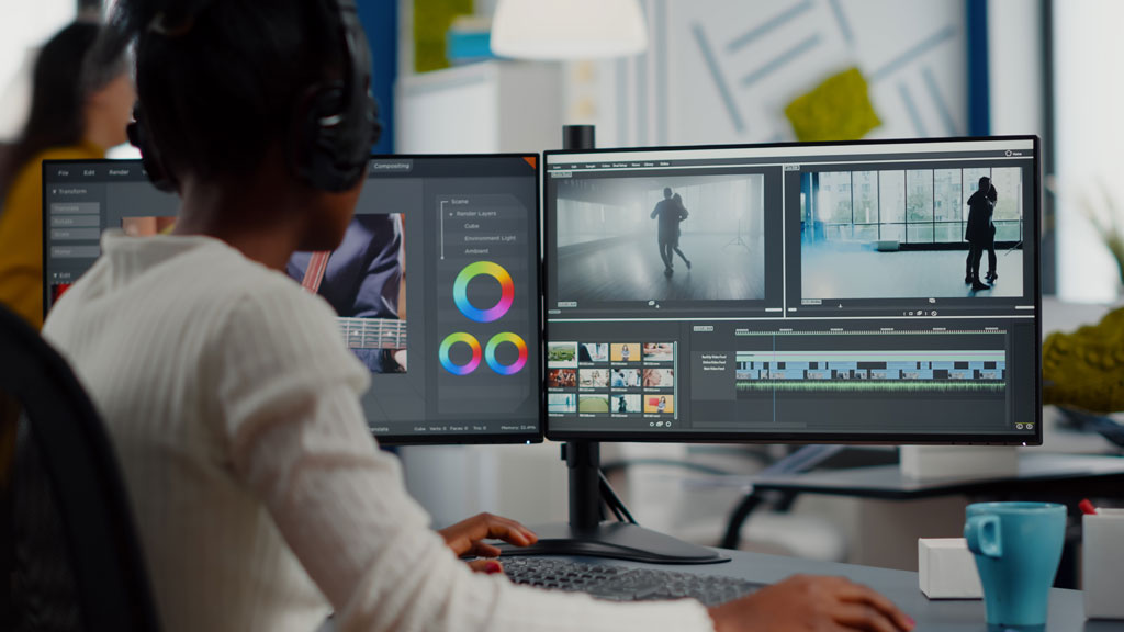 Technicien dans un atelier de numérisation professionnelle avec équipement et cassettes VHS